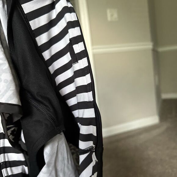 Lululemon Women Run Times Short 4" Brushed Animal White Black Print 4-way Size 6 - Picture 5 of 9